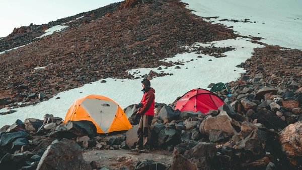 Quels sont les équipements indispensables pour un camping en haute altitude?